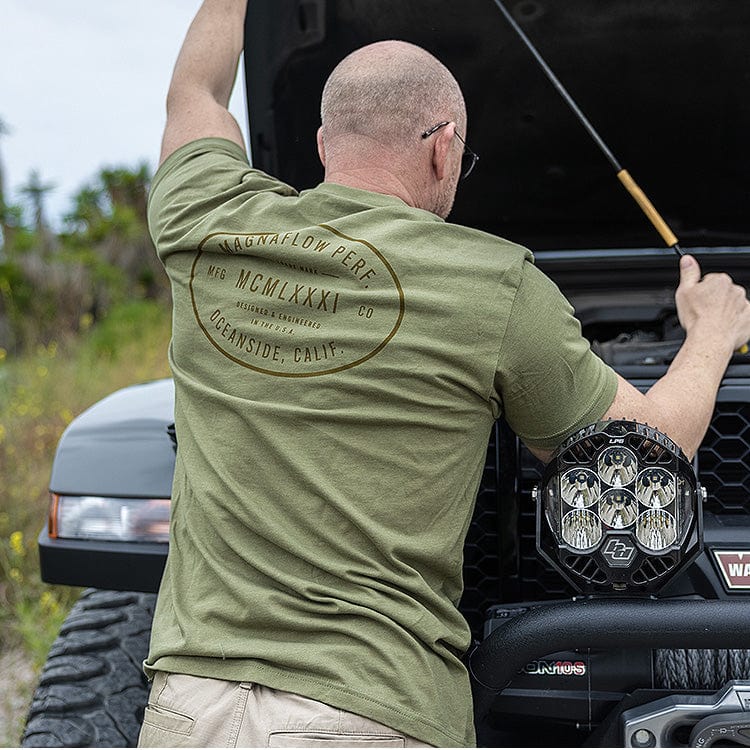 MagnaFlow Performance MCMLXXXI T-Shirt Olive - Image 3